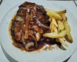 Foto langkah ke 9 dari resep Beef Steak Black Pepper with Mushroom Sauce (steak sapi lada hitam dengan saus jamur).
