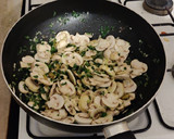 Foto del paso 4 de la receta: Pollo al verdeo y champiñones