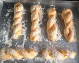Foto langkah ke 6 dari resep Kkwabaegi korean twisted doughnuts.