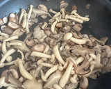 Foto del paso 3 de la receta: Ñoquis con crema de mix de champiñones y espinacas