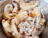 Foto del paso 1 de la receta Salteado de alcachofas con calamares