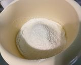 Une image de l'étape 3 de Cake ultra fondant aux poires et pétales de rose.