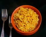 स्ट्रीट स्टाइल मसाला मैगी (Street style masala maggi recipe in hindi) रेसिपी चरण 2 फोटो