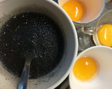 Foto del paso 2 de la receta: Huevo frito negro🥚🍳💀