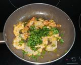 Foto del paso 2 de la receta: Langostinos (camarones) a la crema y albahaca