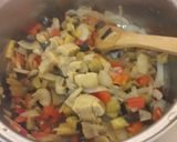 Foto del paso 2 de la receta: Tortilla de berenjena, champiñones, cebolla y morrón con ensalada