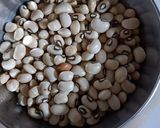 A picture of step 1 of Black-EyedPeas Gravy.