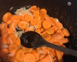 Foto del paso 2 de la receta: Picatta de cerdo con puré de zanahorias y naranja 🍊