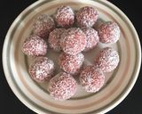 A picture of step 5 of Strawberry coconut balls.