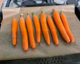Une image de l'étape 2 de Carottes fanes confites au miel sauce ricotta, skyr et coriandre.