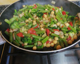 Foto del paso 2 de la receta: Revuelto de verduras y garbanzos