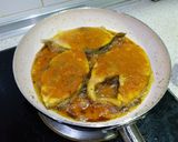 A picture of step 2 of Thanda masala fish curry.