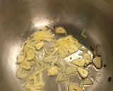 Foto del paso 2 de la receta: Receta fusión: Pasta negra con pesto de almendras, ajo confitado y un toque picante 🌶