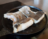 Foto del paso 2 de la receta: Bacalao Skrei con refrito de ajos y jamón