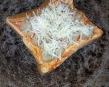 Foto langkah ke 5 dari resep Kreasi roti tawar: pizza homemade toping baso keju.