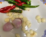 รูปขั้นตอนการทำที่ 2 ของ น้ำพริกกะปิ ไข่เจียวชะอม ปลาทูทอด