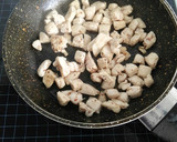 Foto del paso 4 de la receta: Calabacín relleno de pollo y queso