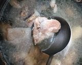 Hình bước làm 2 của món Canh Khoai Sọ Xương Heo Nấu Rau Nhút