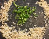 Foto del paso 3 de la receta: Fideuà de mariscos, con sepia sucia, galeras y gambones