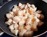 A picture of step 4 of Bún riêu cua with crispy pork fat.