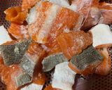 Foto langkah ke 1 dari resep Salmon Belly Soup.