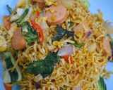 Foto langkah ke 2 dari resep Mie goreng kuning sosis.