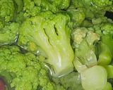 Foto del paso 1 de la receta Coliflor verde en salsa marinera