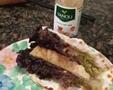 Foto del paso 3 de la receta: Tacos de lechuga morada y milanesa de pollo con salsa de ajo