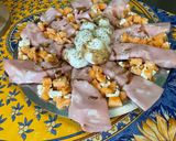 Une image de l'étape 10 de Salade composée de melon à la mortadelle, feta, mozzarella tressée, origan et crème de balsamique.