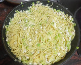 Foto del paso 4 de la receta: Salteado de pasta con pollo, gambas y calabacín