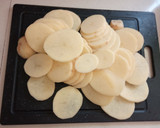 Foto del paso 2 de la receta: Cuartos de pollo al horno con patatas 🐥