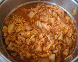 Foto del paso 4 de la receta: Pollo deshebrado con papas en salsa roja