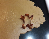 Foto del paso 6 de la receta Gingerbread Man Cookies (Galletas de hombre de jengibre)