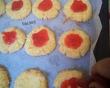 Foto langkah ke 4 dari resep Strawberry cheese thumbprint cookies.