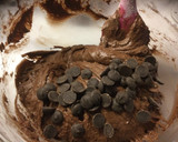 Foto del passaggio 5 della ricetta Torta al cioccolato con pere al vino rosso