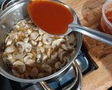 Foto del paso 2 de la receta: Sopa de champiñones con fideos y huevo