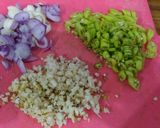 Foto langkah ke 2 dari resep Tumis udang lengkuas.