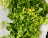صورة لخطوة 1 من وصفة سلطة فجل وخس 🥗