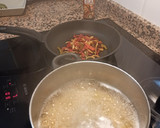 Foto del paso 1 de la receta: Pasta con pimientos, cebolla y soja