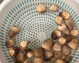 Hình bước làm 1 của món Nấm Rơm Kho Tiêu Xanh Chay