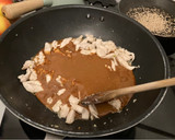 Foto del paso 5 de la receta: Fetuccini de arroz con pollo y salsa de cacahuetes
