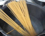 Foto del paso 2 de la receta: Espaguetis con gulas y gambas