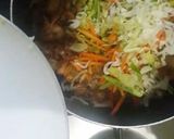 A picture of step 4 of Chicken and veg hakka noodles-Indochinese.