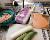 Foto del passaggio 1 della ricetta Spaghetti di riso con gamberetti, salmone e verdurine croccanti