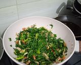 Foto langkah ke 3 dari resep Oseng Daun Pepaya.