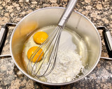 Foto del paso 3 de la receta: Pastel con crema y fresas en almíbar