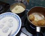 Hình bước làm 2 của món Trứng cút bọc thịt chiên xù