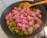 Foto del passaggio 1 della ricetta Pasticcio di anellini broccoli e salsiccia