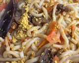 Foto del passaggio 7 della ricetta Udon con tofu e verdure