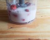 Foto langkah ke 2 dari resep Strawberry Milkshake.